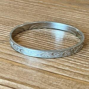 Milor Stainless Steel Etched Scroll Bangle Bracelet • Silver Tone Hinged